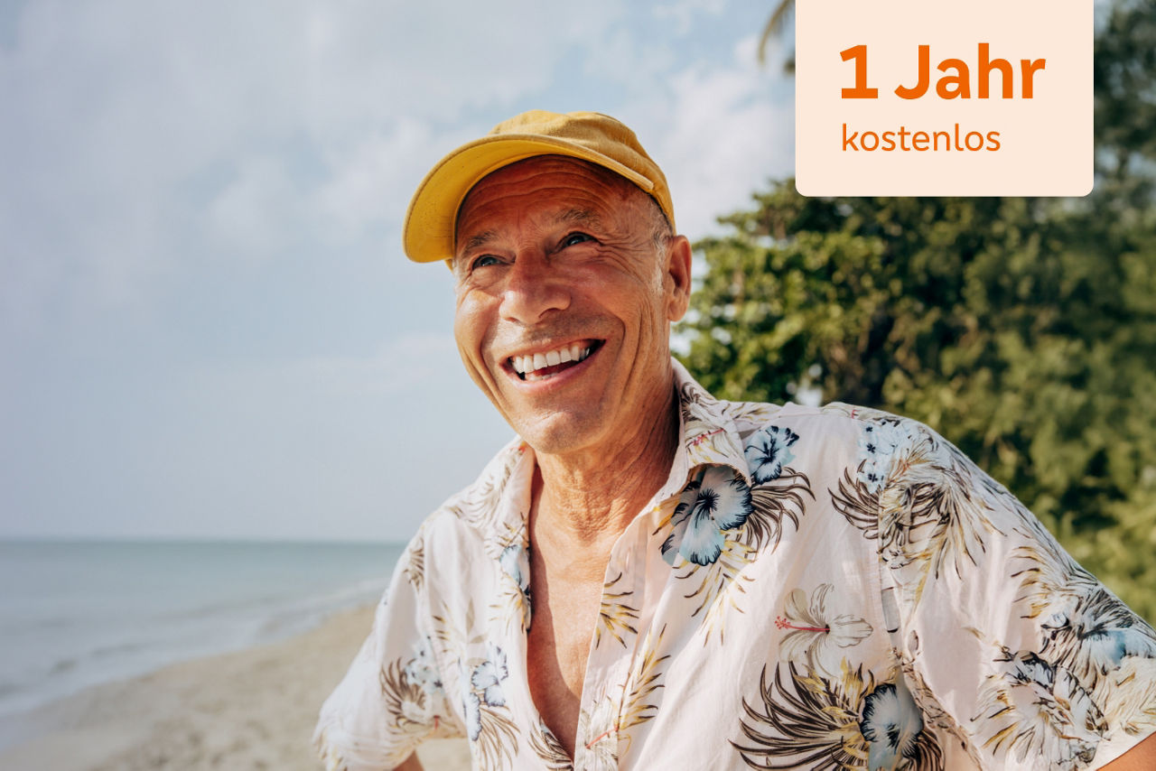 Mann im Sommerfeeling am Strand mit einem Hinweis "1 Jahr kostenlos"