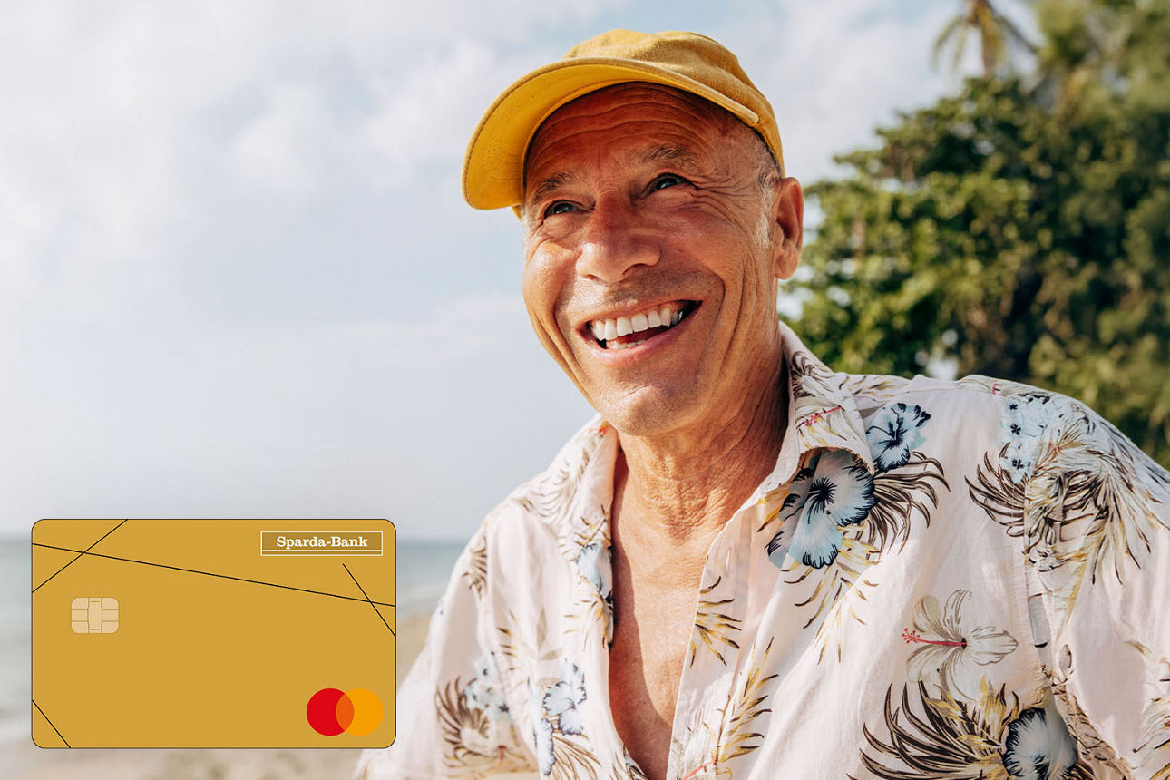 Mann im Sommerfeeling am Strand mit einer Mastercard Gold