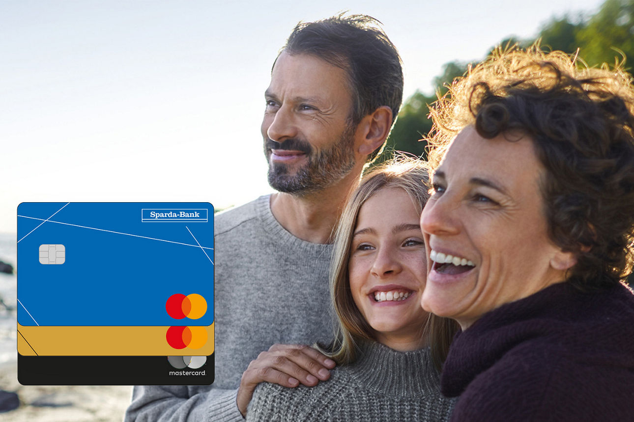 Glückliche Familie und die drei Kreditkarten - Classic, Gold und ExclusiveCard