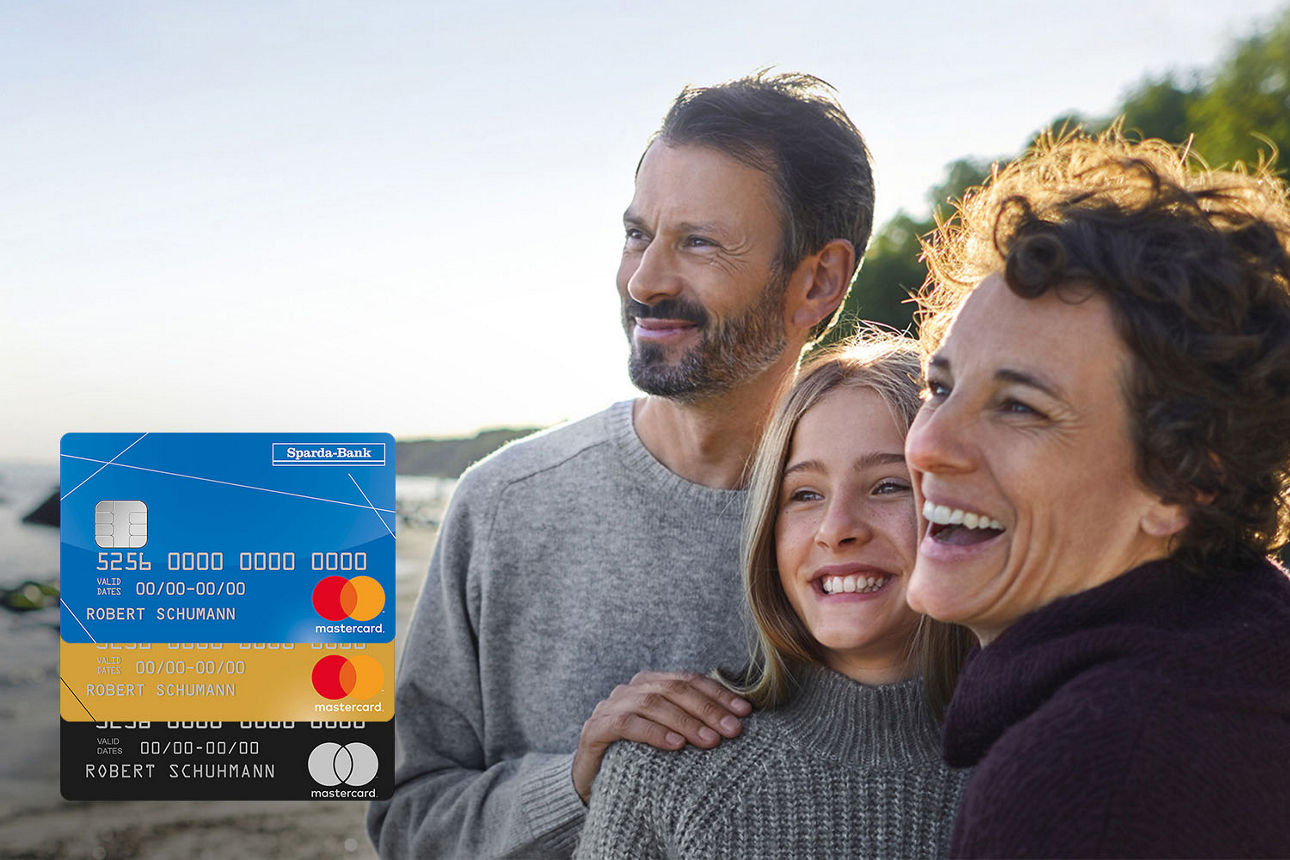 Glückliche Familie und die drei Kreditkarten - Classic, Gold und ExclusiveCard