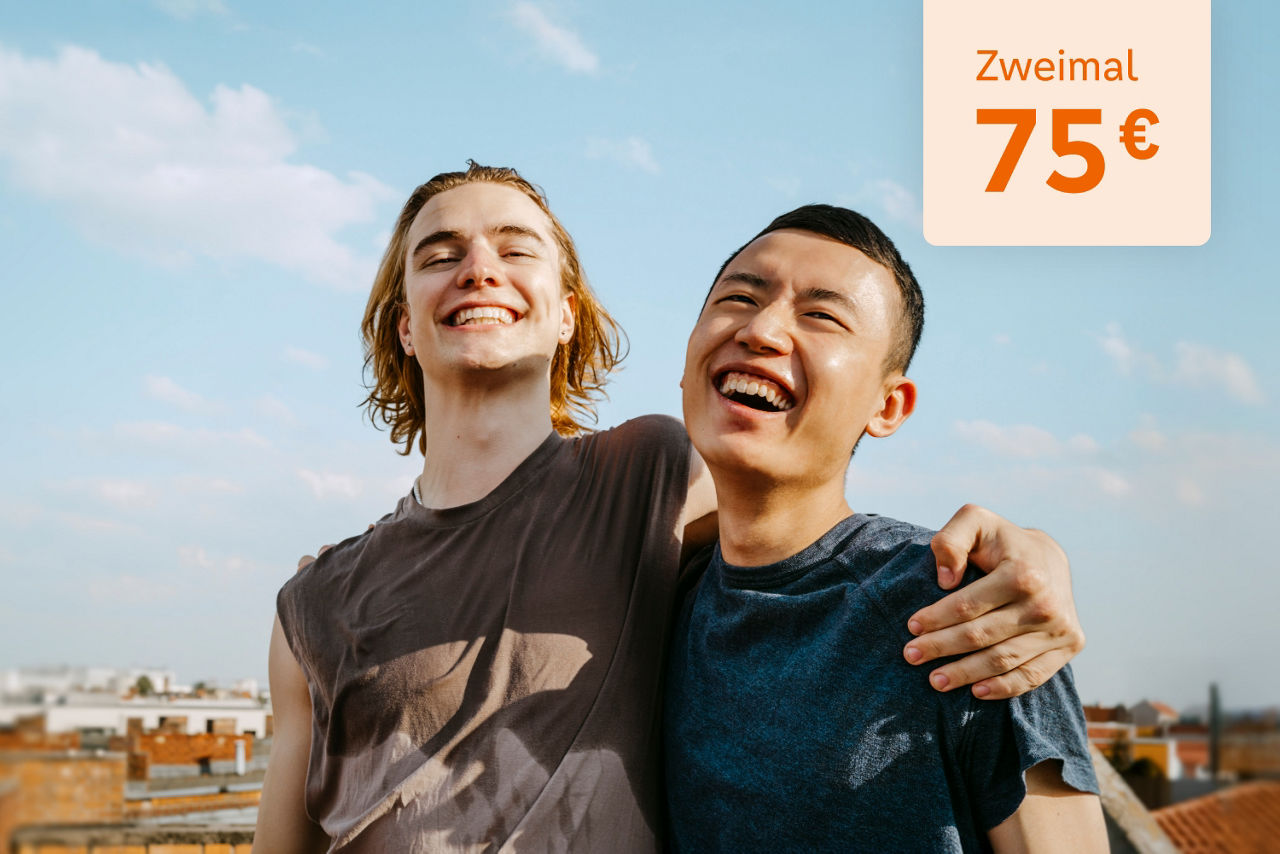 Zwei Jugendliche lachend Arm in Arm mit einem Hinweis "Zweimal 75 €"
