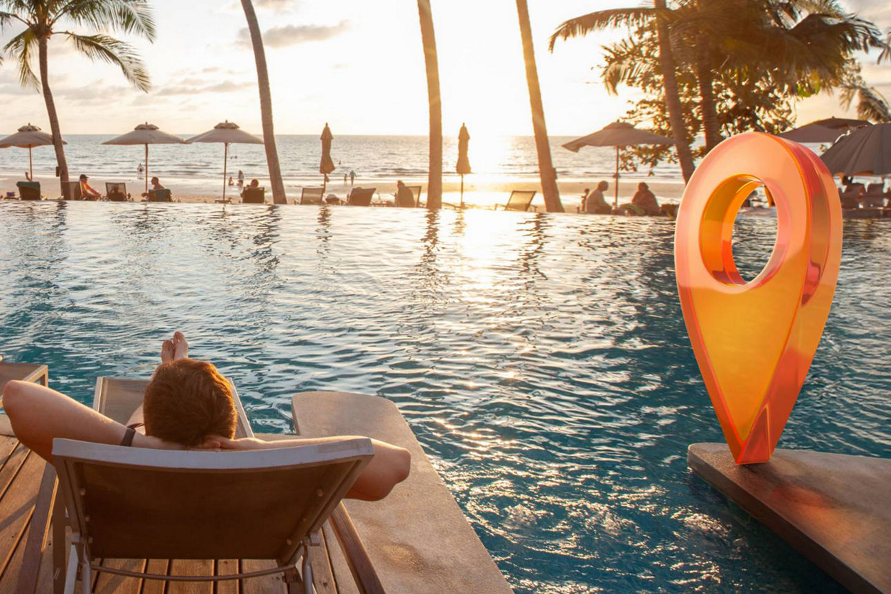 Paar am Pool entspannt auf Sonnenliegen