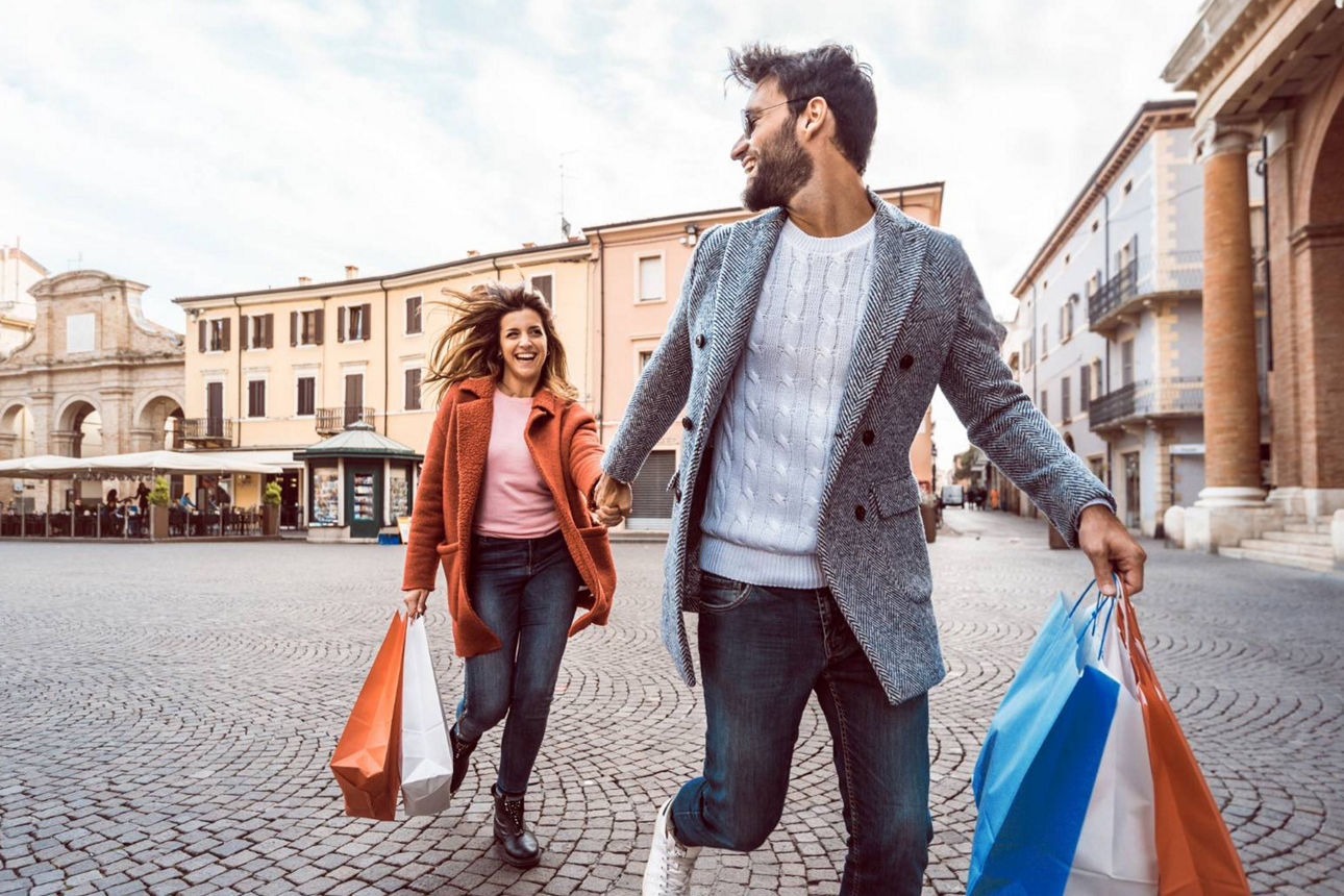 Junges Paar im Shopping-Modus