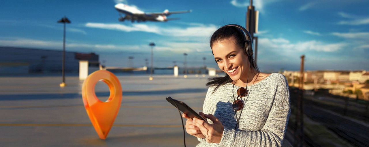 Frau hört draußen mit ihrem Handy Musik