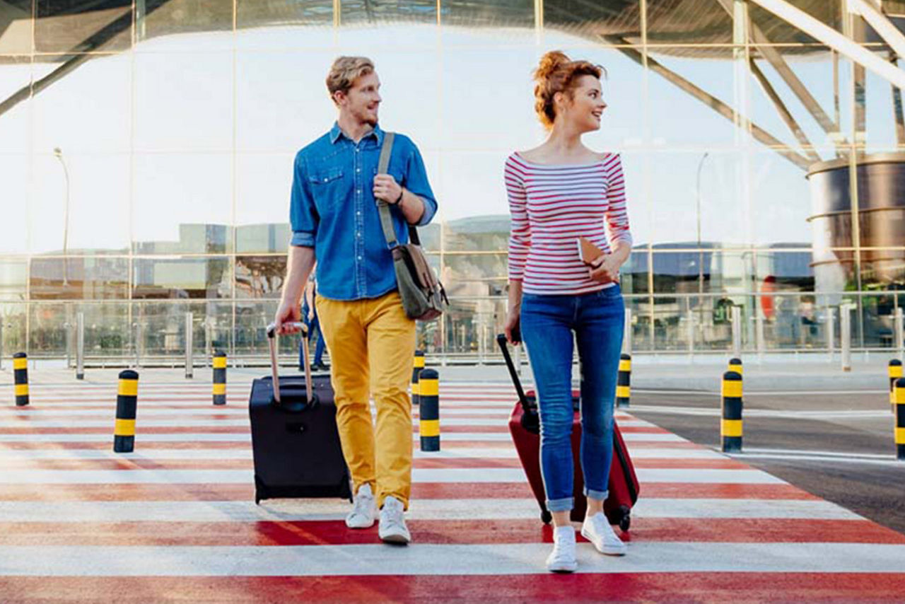 Junges Paar auf dem Weg in den Urlaub