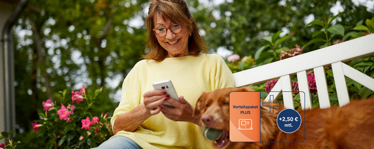Frau mit Hund betreibt Banking am Smartphone auf einer Bank im Garten