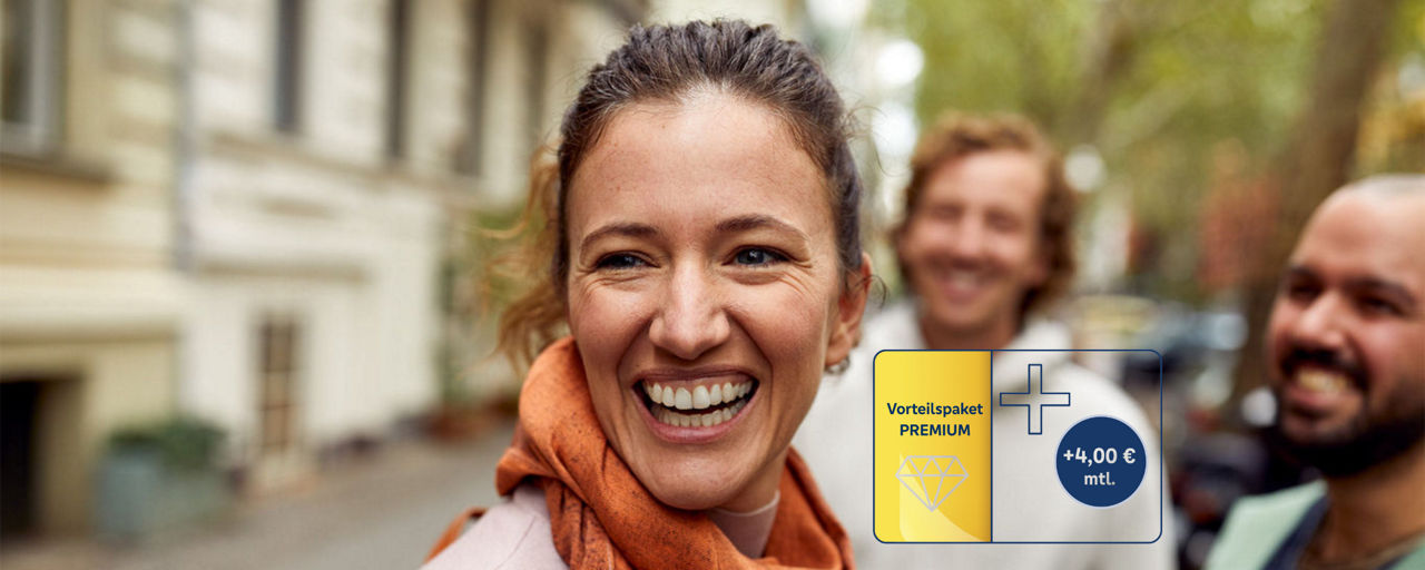 Lachende Frau mit Freunden
