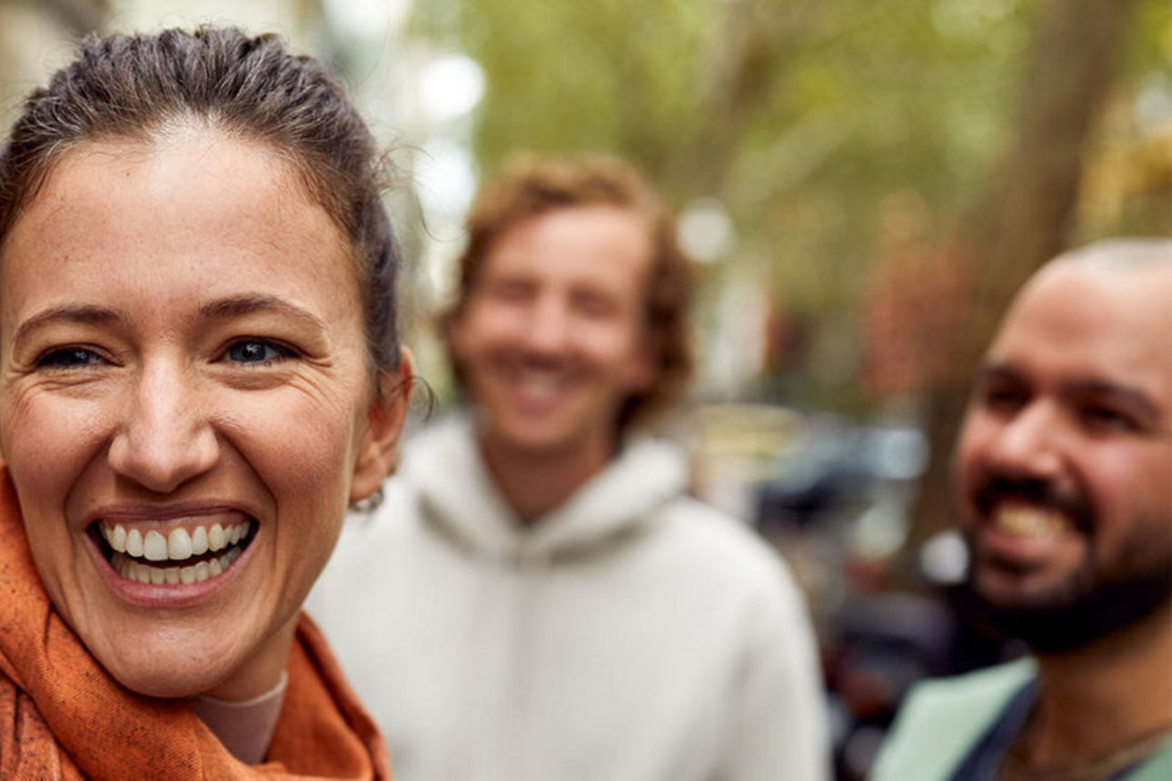 Lachende Frau mit Freunden