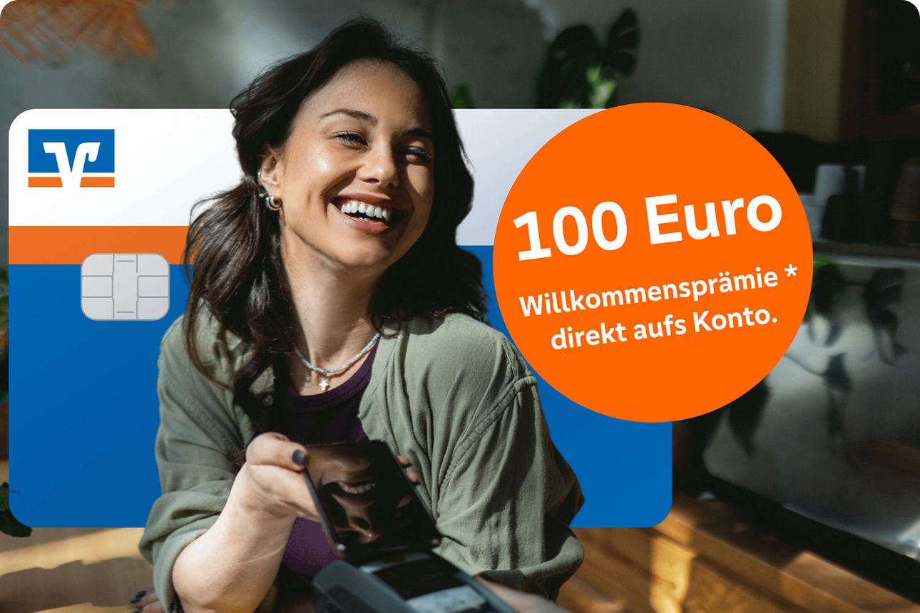 Frau mit Hund betreibt Banking am Smartphone auf einer Bank im Garten