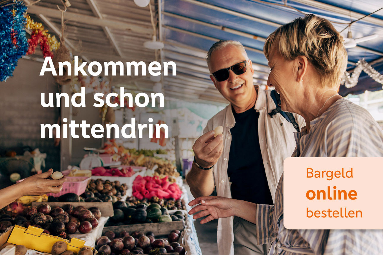 Lachendes, älteres Paar lachend an einem Obststand
