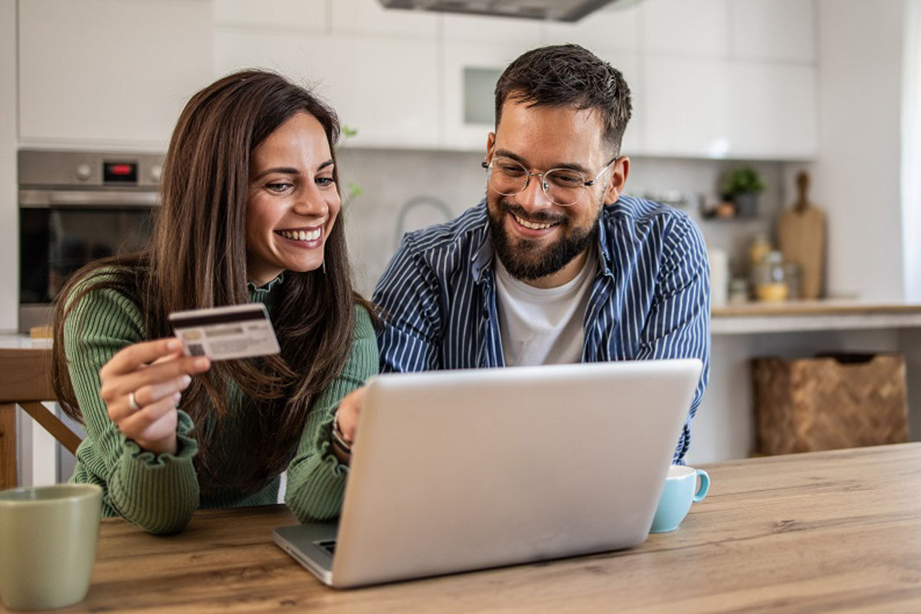 paar-glücklich-laptop-cafe-schauen-online-banking-girokonto-volksbank-raiffeisenbank