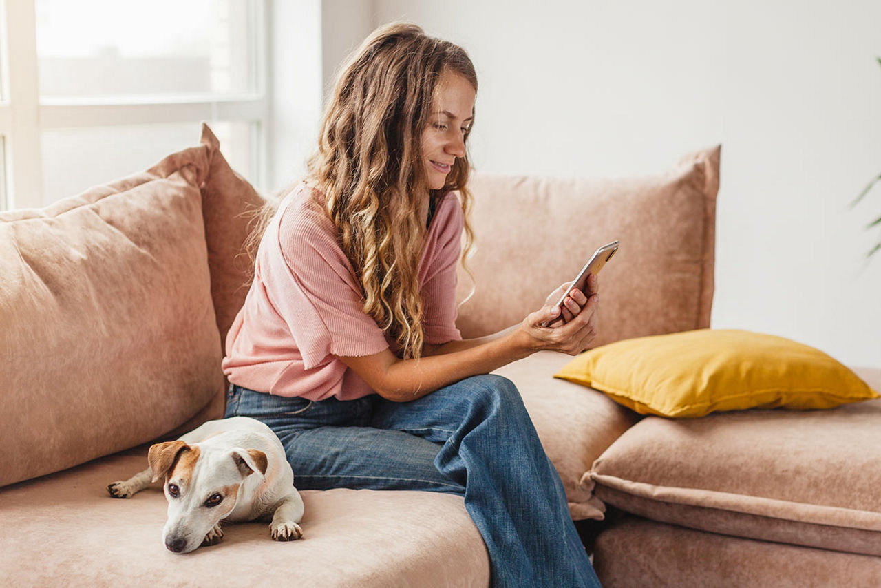 Frau schaut auf die PSD Banking-App in ihrem Smartphone