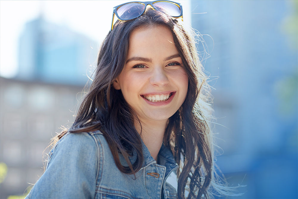 Junge Fau mit Sonnenbrille