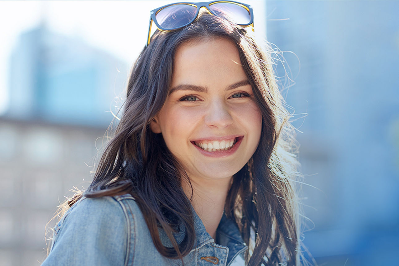 Junge Fau mit Sonnenbrille