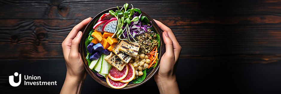 Bowl mit Händen und Obst und Gemüse