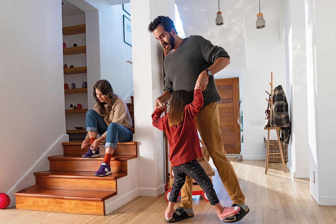 Familie im Hausflur