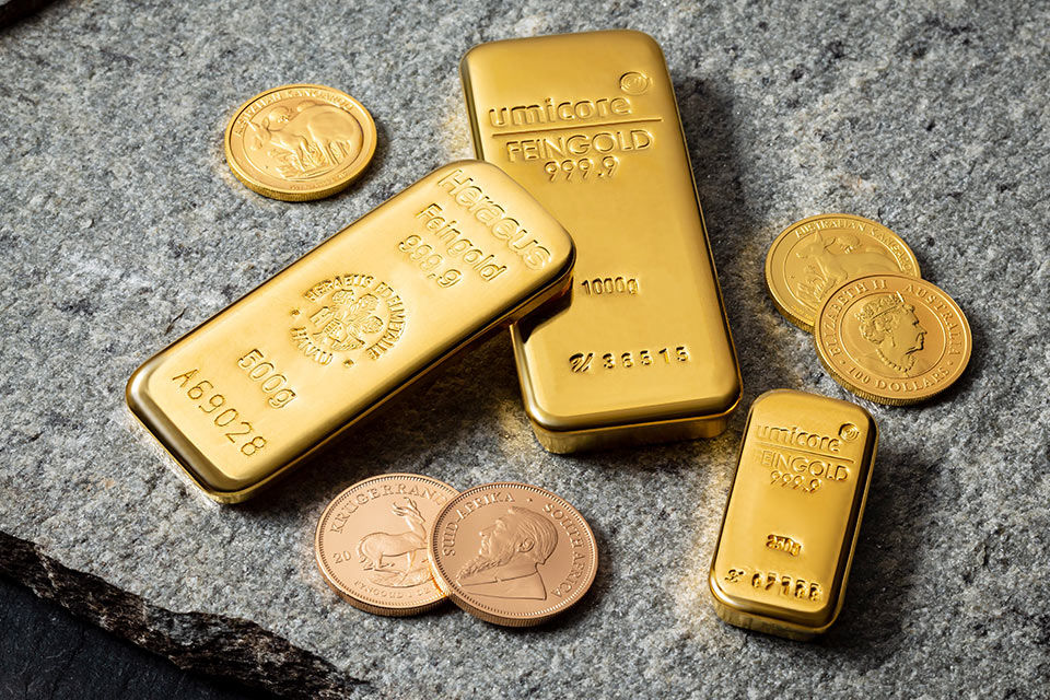 Goldmünzen und Goldbarren
