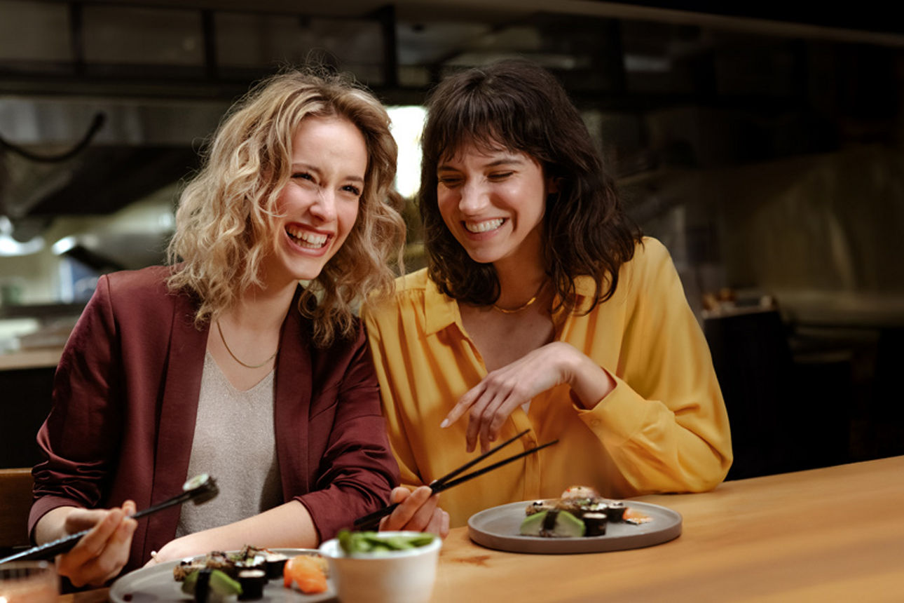 Zwei Freundinnen essen Sushi in einem Restaurant