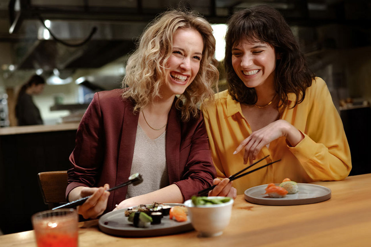 Zwei Frauen essen Sushi