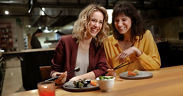 Zwei Frauen essen Sushi in einem Restaurant