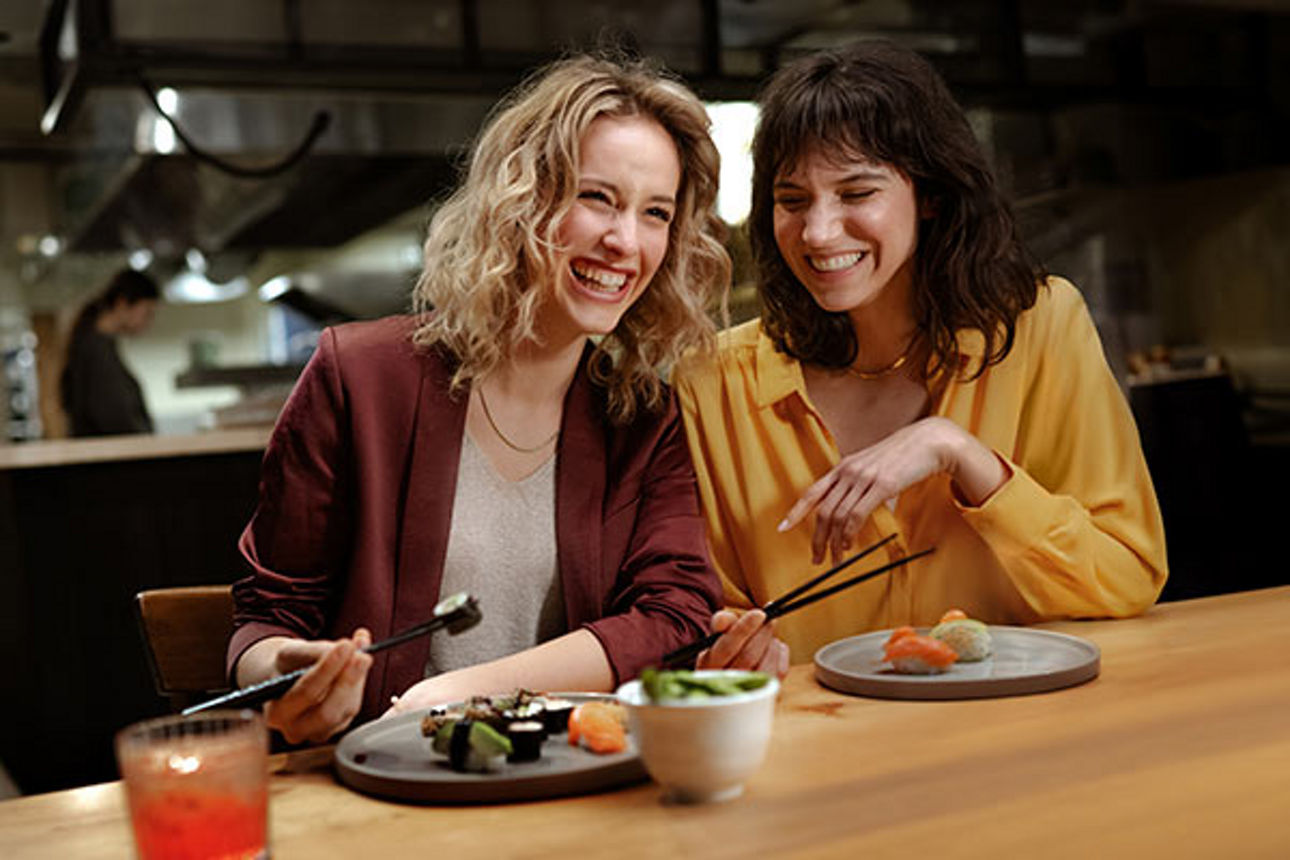 Zwei Frauen freuen sich beim Essen