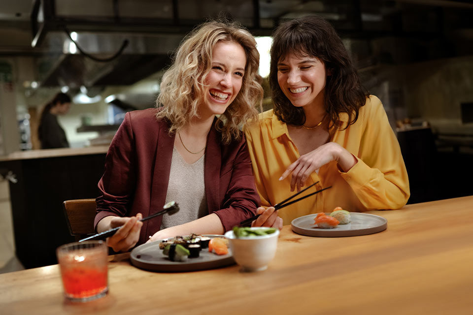 2 Frauen im Sushi-Restaurant