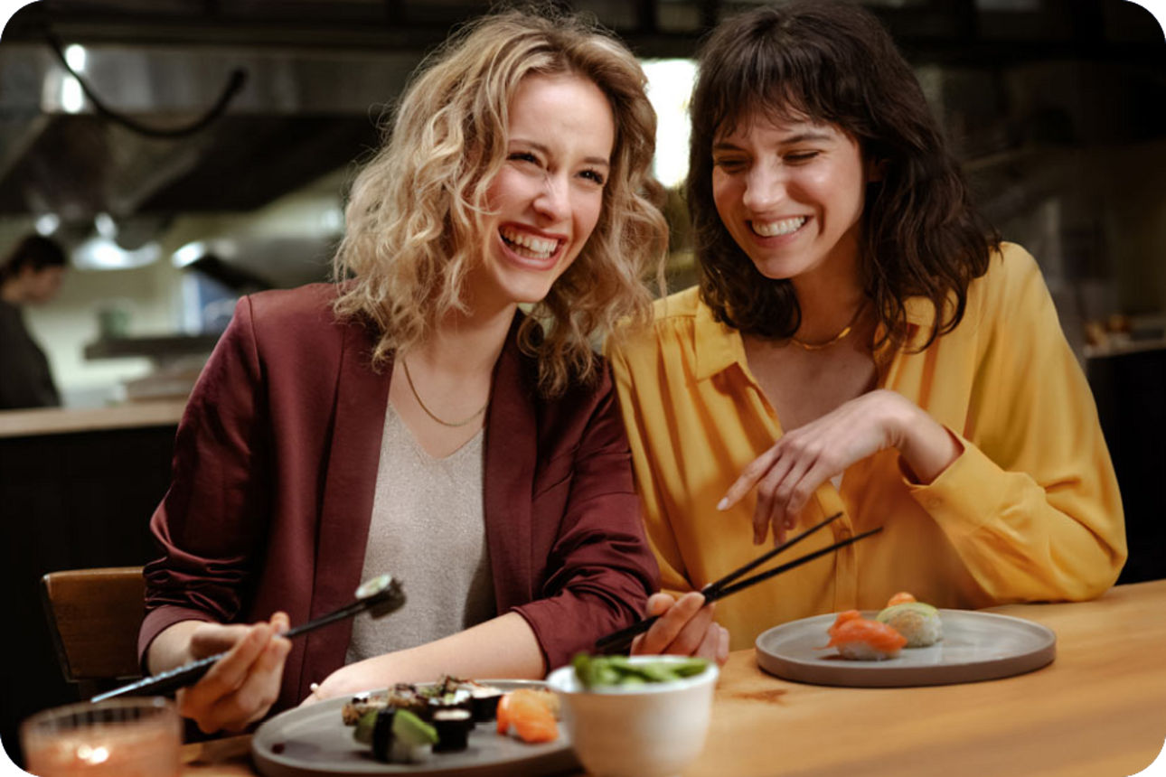 Zwei Freundinnen essen Sushi in einem Restaurant