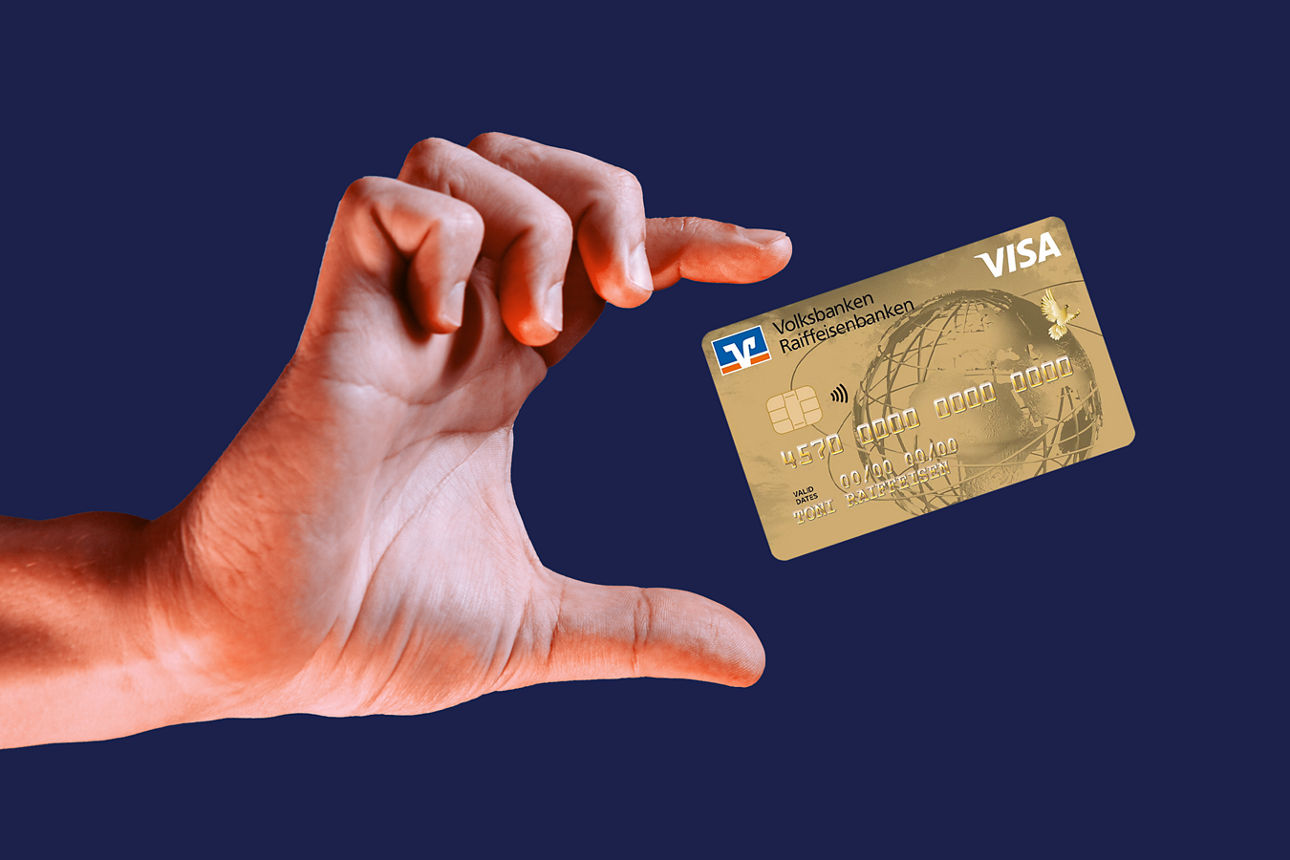 goldene Kreditkarte auf blauem Hintergrund