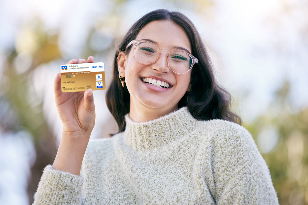 Frau mit girocard
