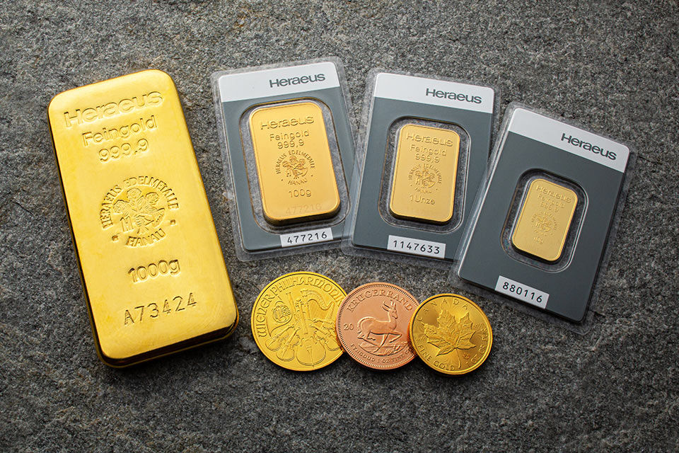 Verschiedene Goldbarren und -münzen
