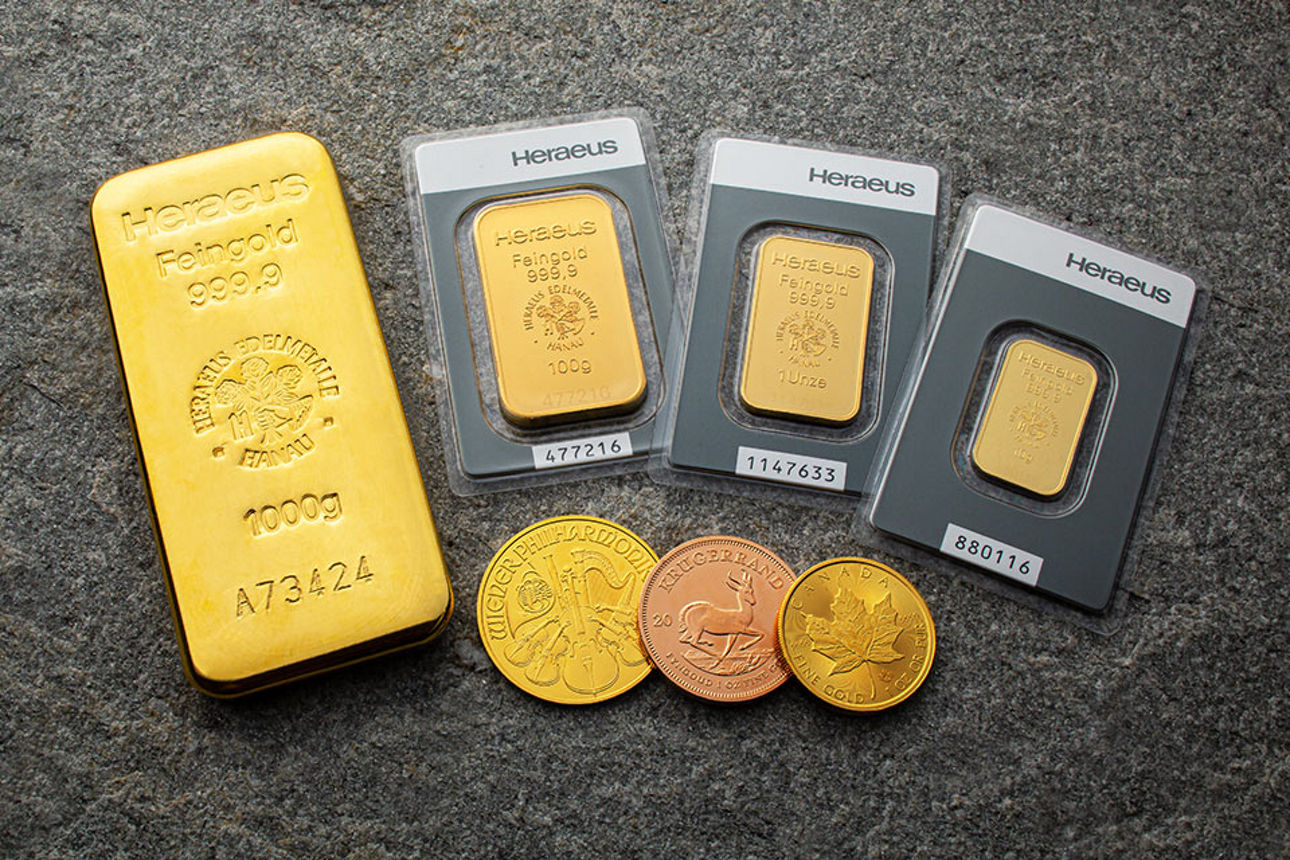 Verschiedene Goldbarren und -münzen
