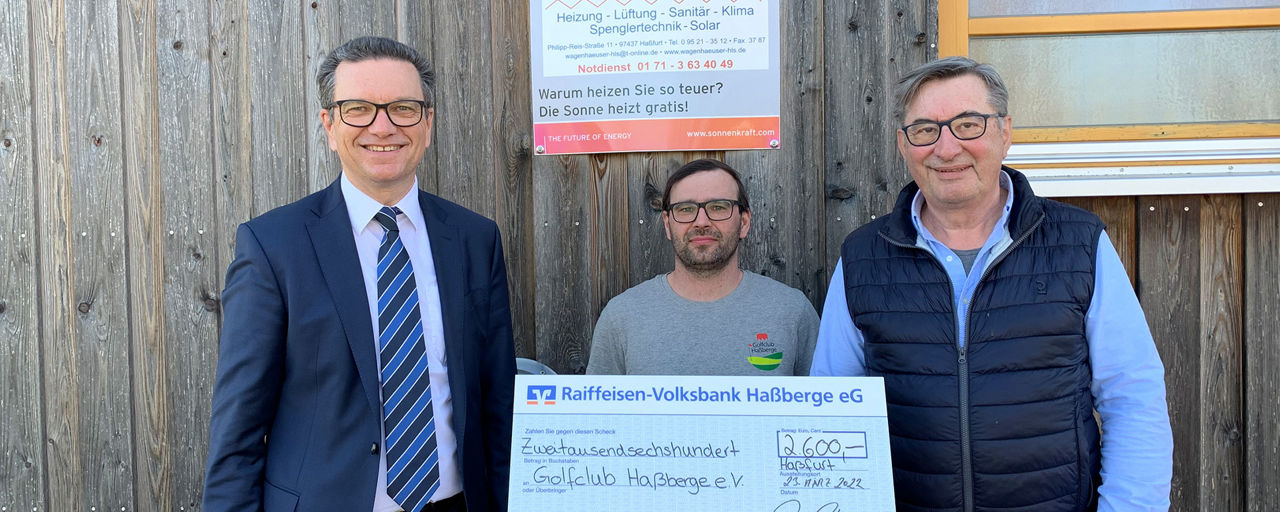 Reinhold Nastvogel übergibt die Spende an den Golfclub Haßberge 