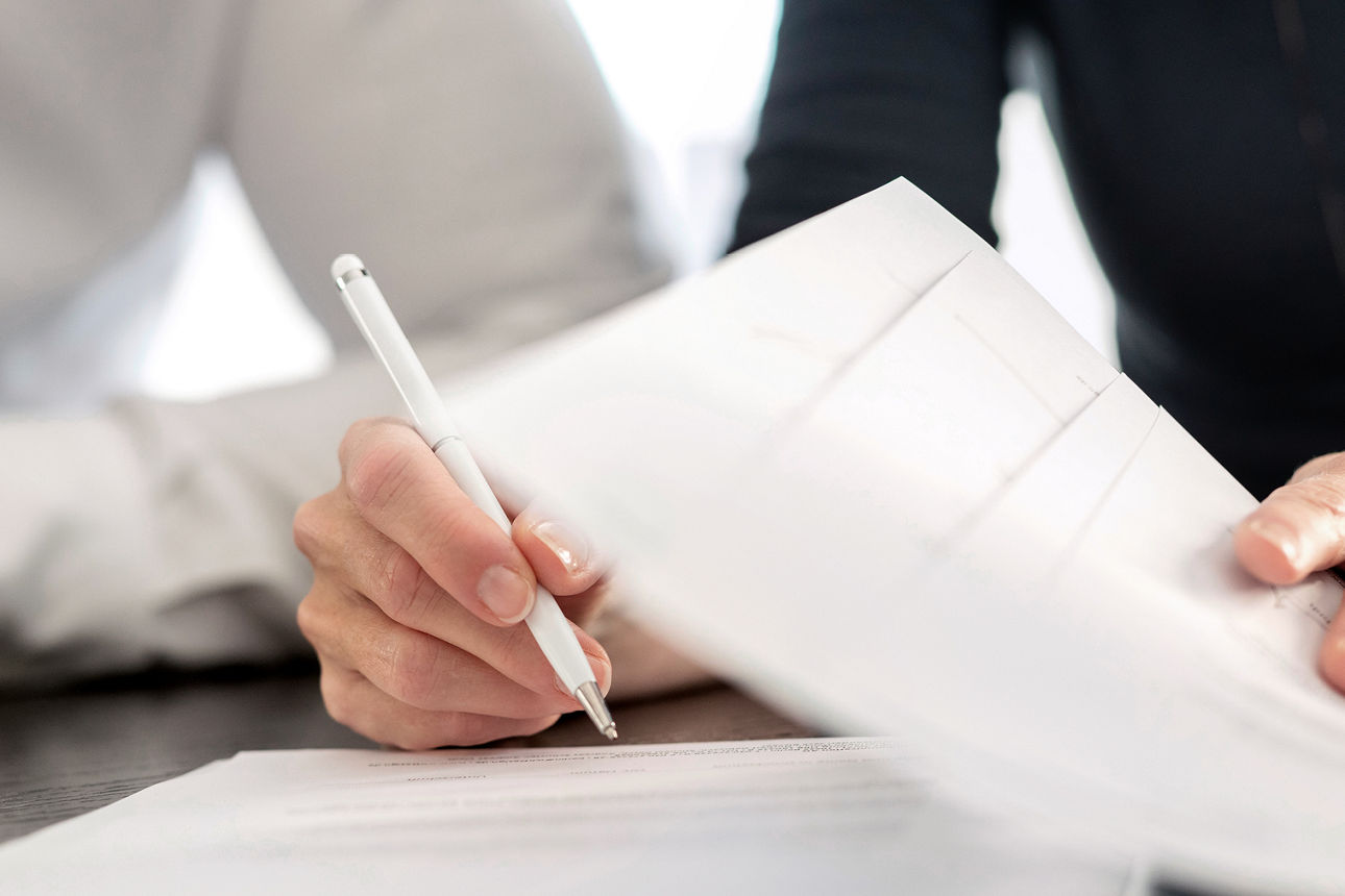 Ein Vertrag wird unterschrieben