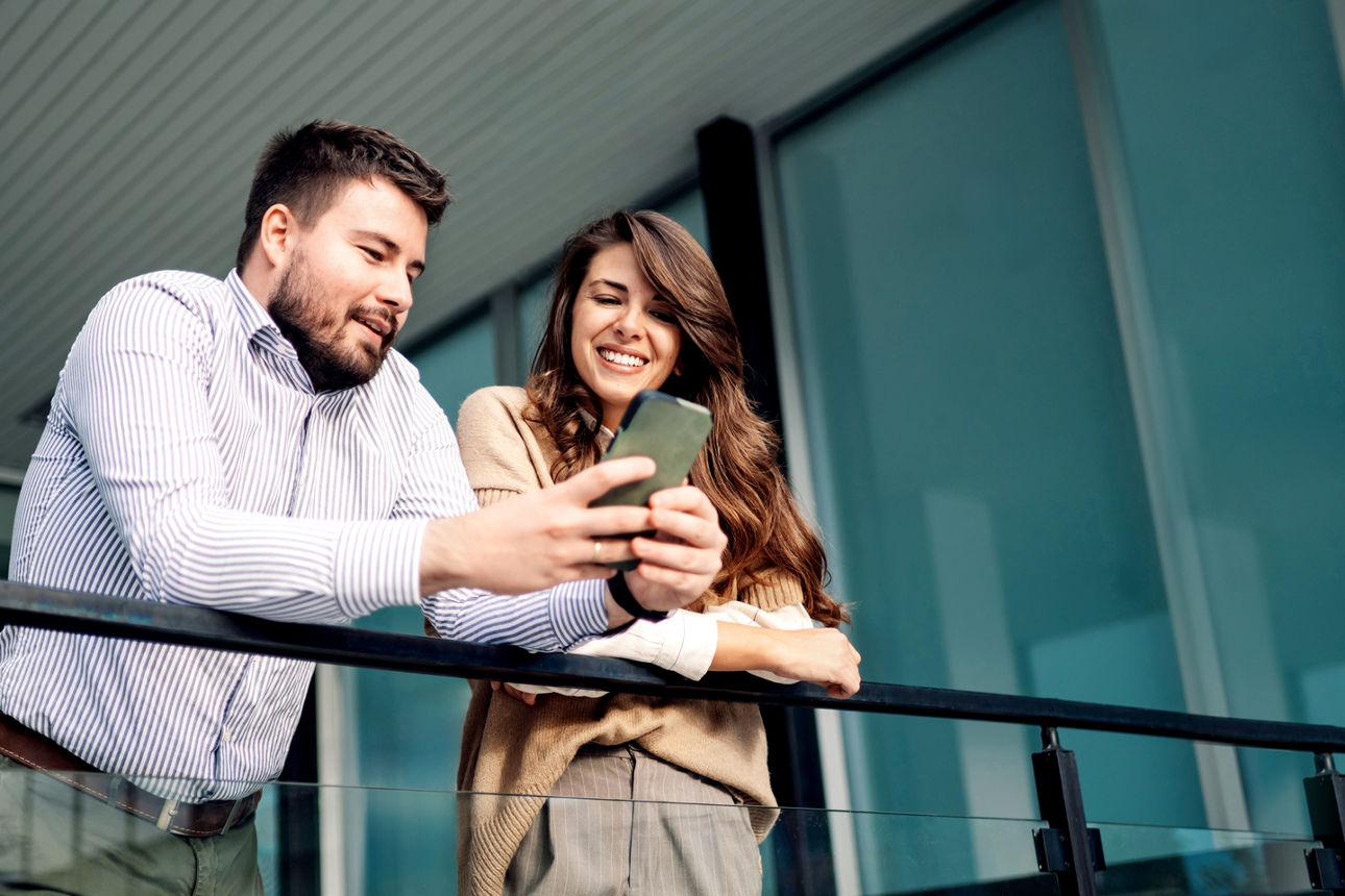 Mann und Frau vor dem Handy