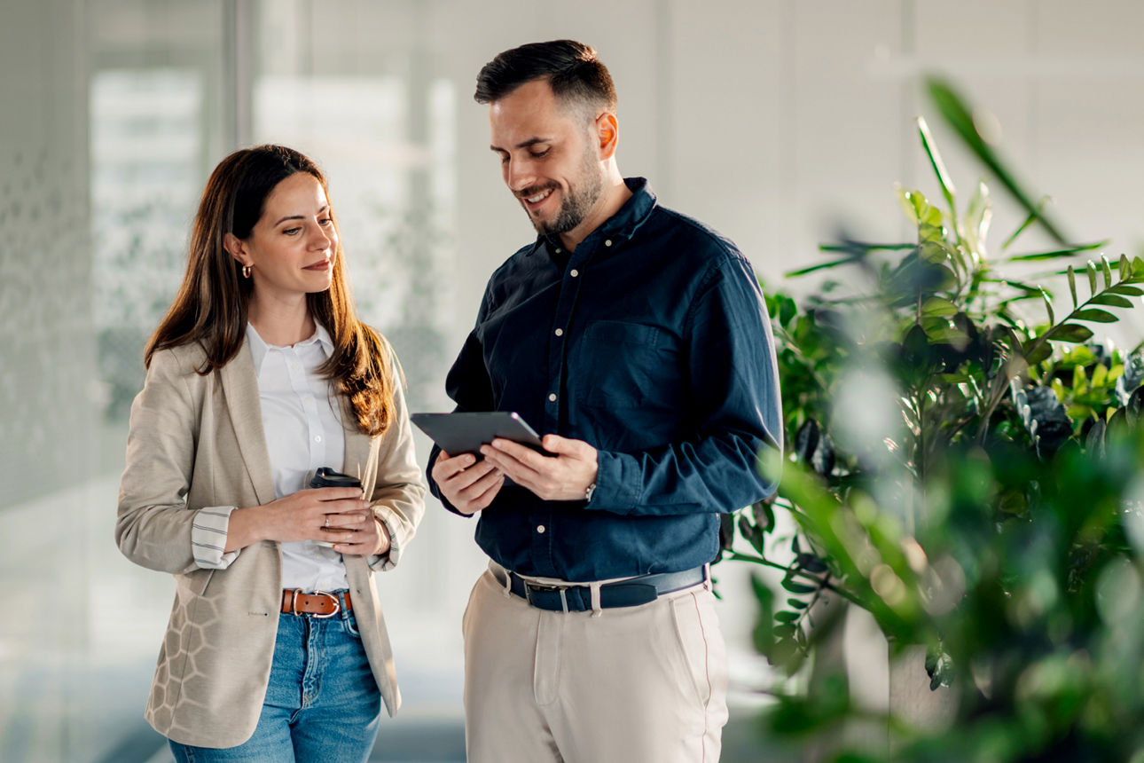 Ein Mann und eine Frau schauen gemeinsam auf ein Tablet