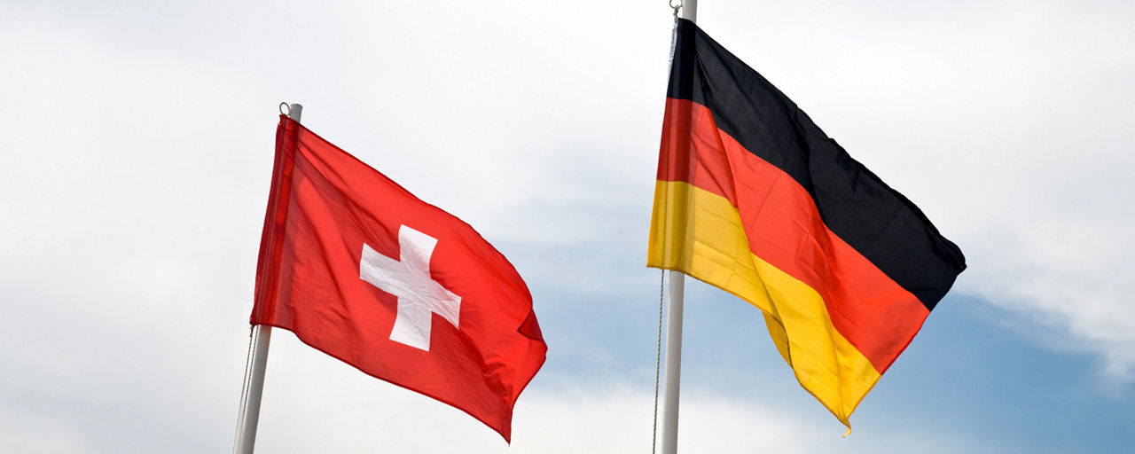 Schweizer und deutsche Flagge