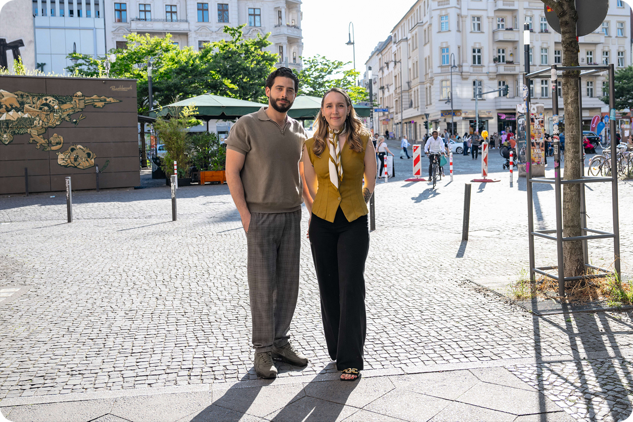 Ein Mann und eine Frau stehen auf einem Marktplatz