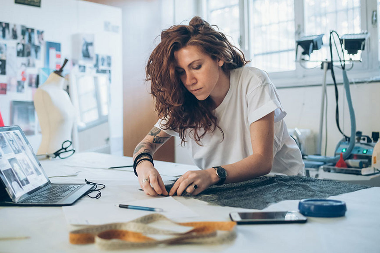 Junge Modedesignerin bei der Arbeit