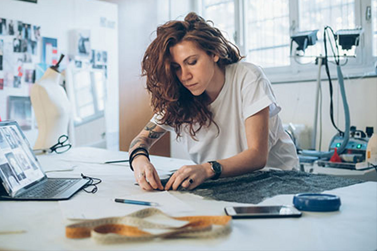 Junge Modedesignerin bei der Arbeit
