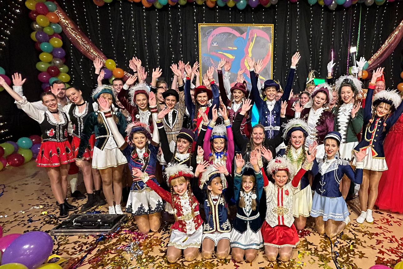 Gardetänzerinnen stehen auf der Bühne