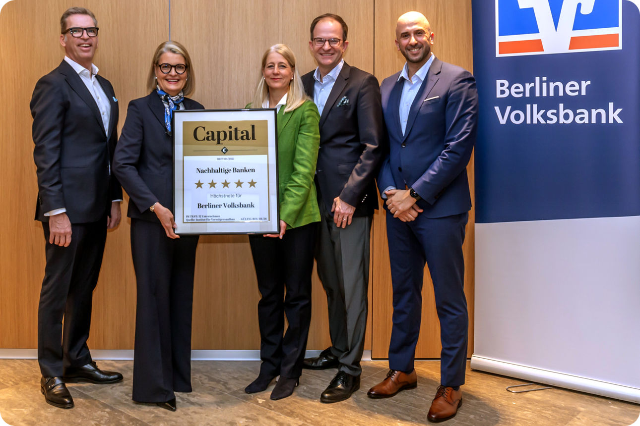 Gruppenbild vom Vorstand und Abteilungsleiter Nachhaltigkeit mit Capital Siegel