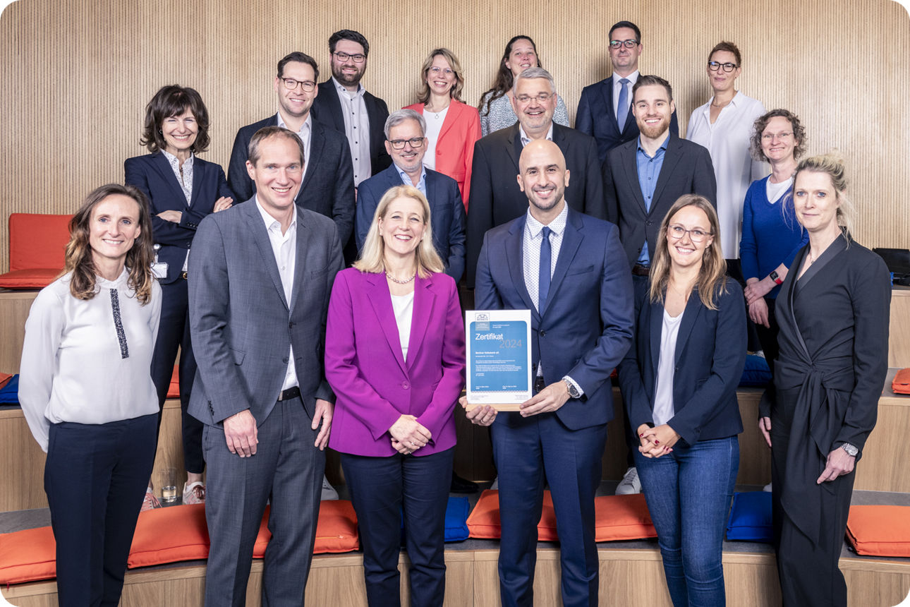 Gruppenbild aller Mitarbeiter*innen aus der Abteilung Nachhaltigkeit mit dem INAB-Zertifikat
