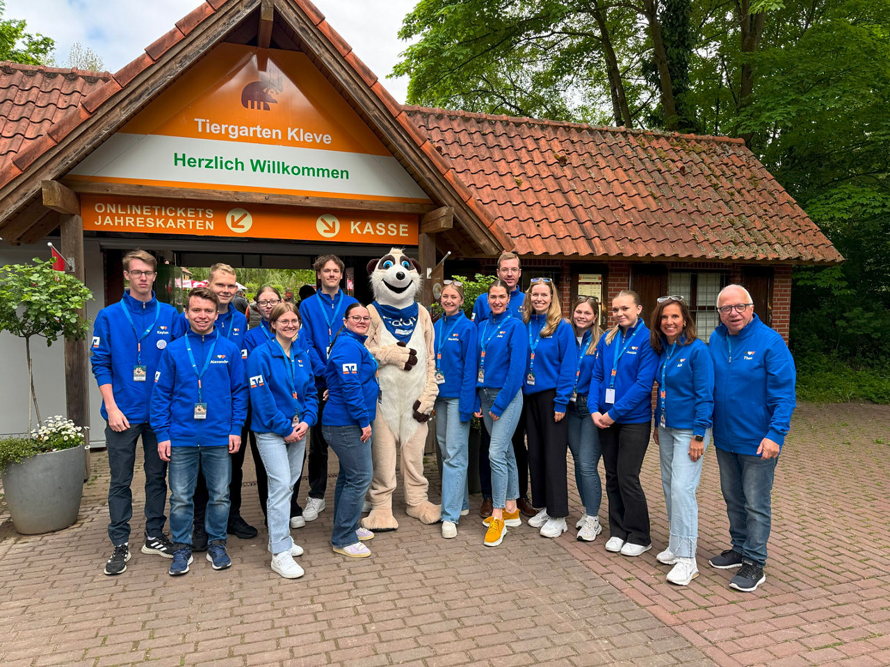 Gruppenfoto Mitarbeiter Volksbank Kleverland vor dem Eingang des Tiergartens in Kleve zum Abenteuertag