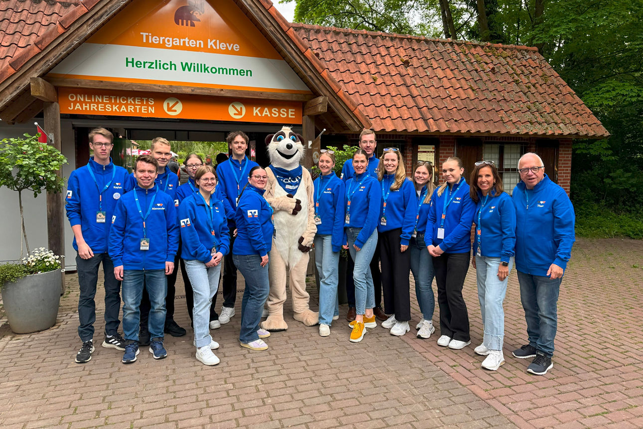 Gruppenfoto Mitarbeiter Volksbank Kleverland vor dem Eingang des Tiergartens in Kleve zum Abenteuertag