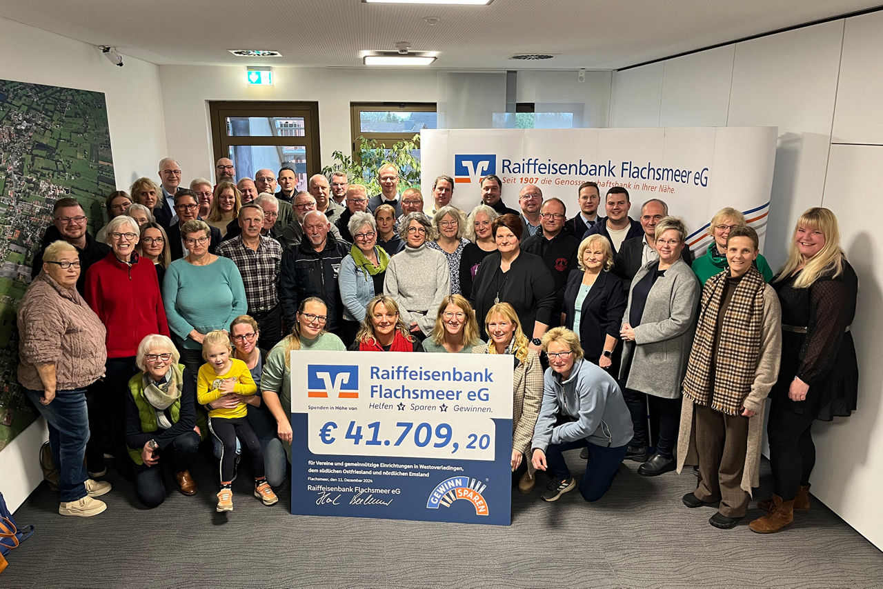 Gruppenbilder mit Vereinsmitglieder bei der Spendenübergabe