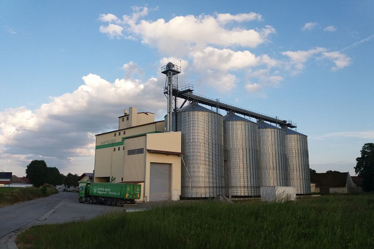 Silo und Gebäude