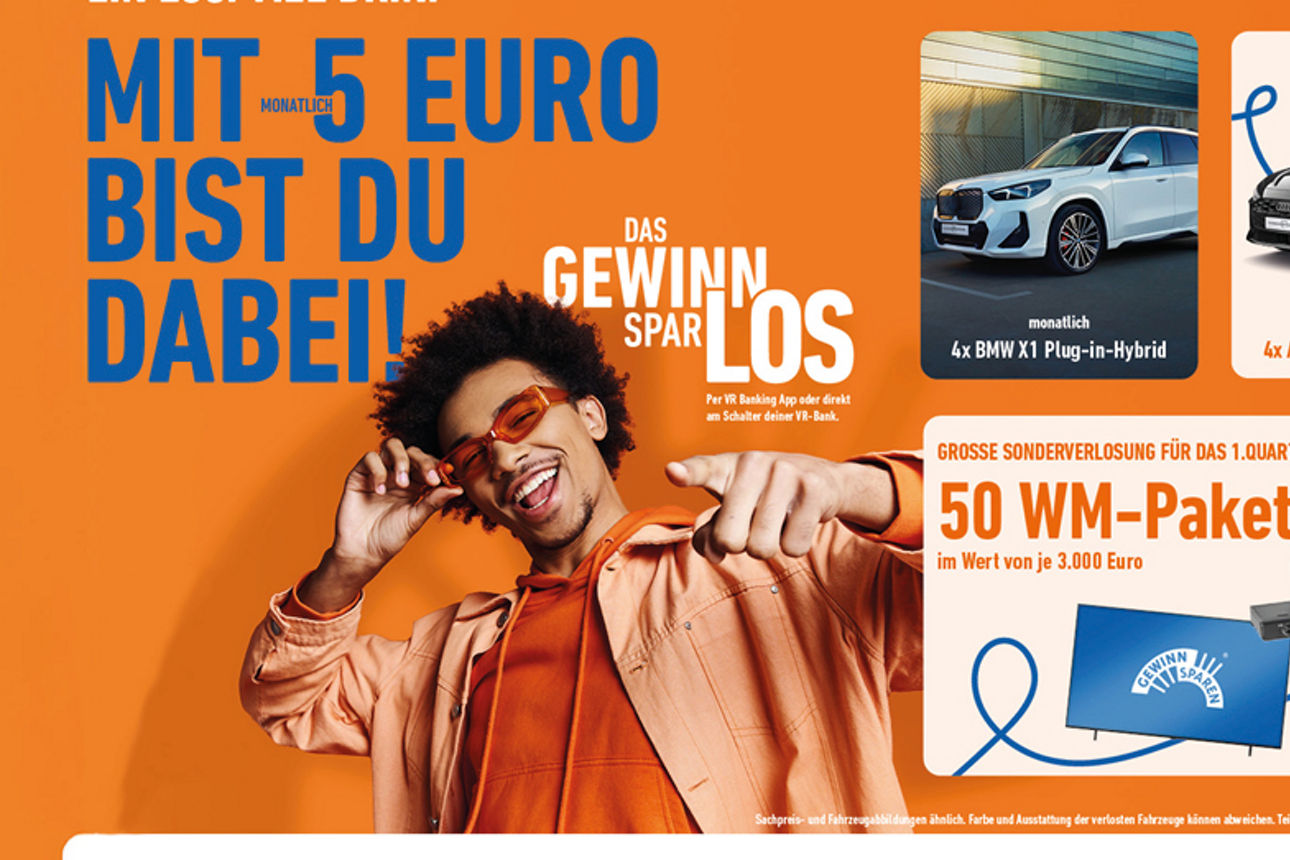 Ein Mann steht vor orangenem Hintergrund und lacht, neben ihm sind die Gewinne in Kacheln abgebildet