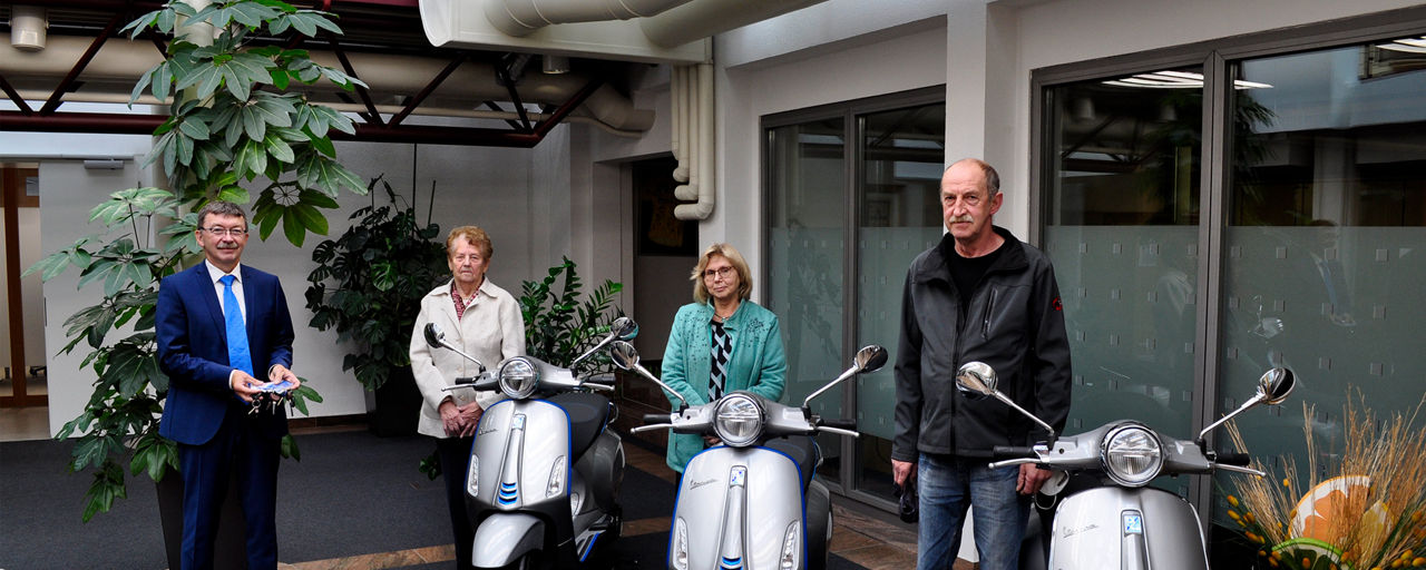Übergabe der Vespa Elettrica durch Herbert Schlemmer, Filialleiter Haßfurt
