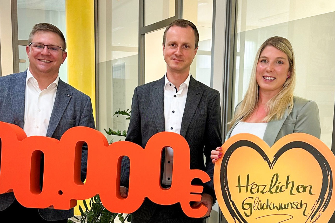 Vorstand und Gewinnsparverein überreichen Gewinn über 100.000 Euro. Gewinnerin nicht im Bild.