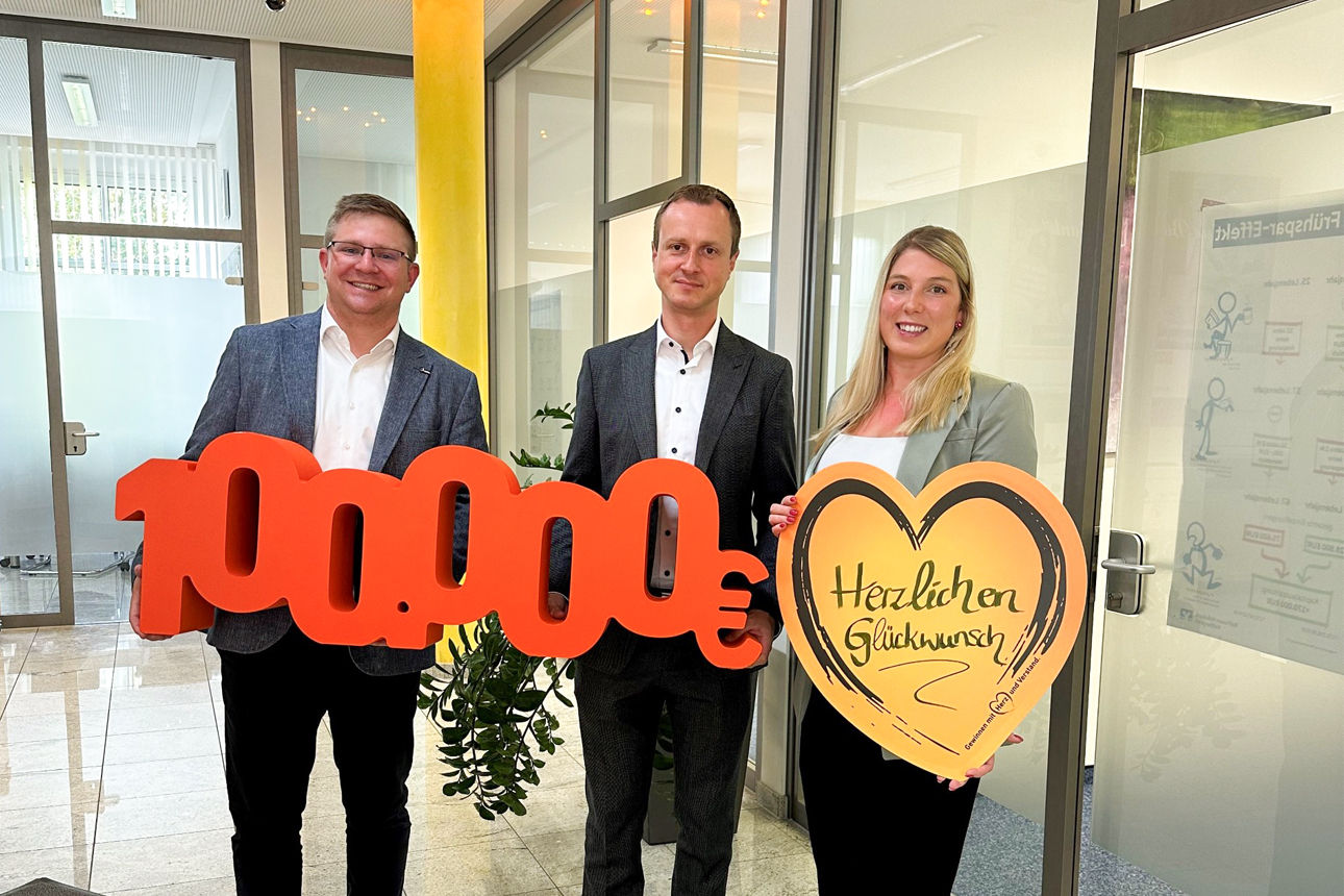 Unser Vorstand Stephan Merz überreichte gemeinsam mit dem Gewinnsparverein den symbolischen Gewinn. Die Gewinnerin möchte ano